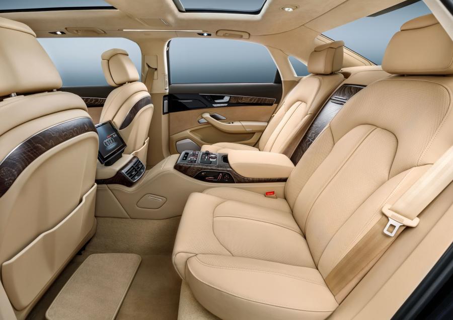 Интерьер Audi A8 L Extended (D4) 2016 года  (фото 4 из 11)